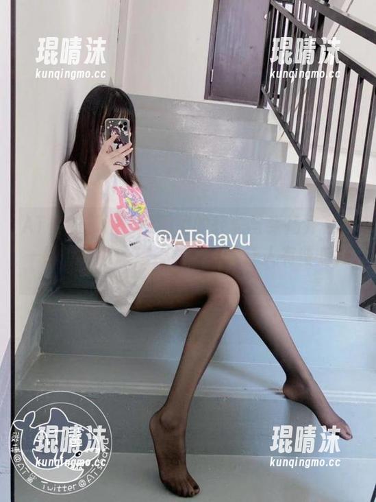 AT鲨 AT鲨的御姐,原图里的轻盈与张扬并存——喂,你瞅瞅这身材,真是让人有些走神。
