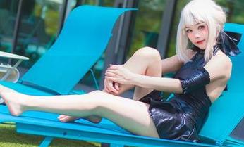 高清在在线：Kitkat Cosplay的短裙图集，惊艳到停不下来
