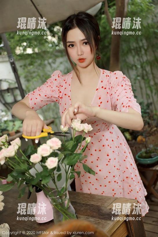 MFStar模范学院 - fairy如歌穿婚纱像走T台，原图却活脱脱用壁纸，今晚睡觉梦里还得特别注意别摔下床！