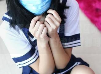ROSI长筒黑色丝袜套图：是区分“黑丝”和“黑丝袜”的微妙时刻吗？