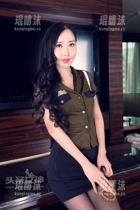 TouTiao头条女神 - 图包分享，爱丽莎lisa的修女扮演秀，好像走错了片场呢