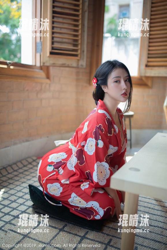 Xiuren秀人网 - 下载这个唐翩翩的兔女郎写真集，就像打开了一扇奇妙的兔子洞