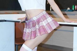 Xiuren秀人网 - 程程程的泳衣秀：图库资源里流淌的夏日气息，水面反射的随意小心思。