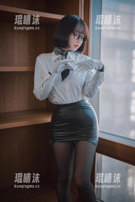 yeeun孙乐乐的瑜伽图集更新：这状况我以前也有，总之不要太认真！
