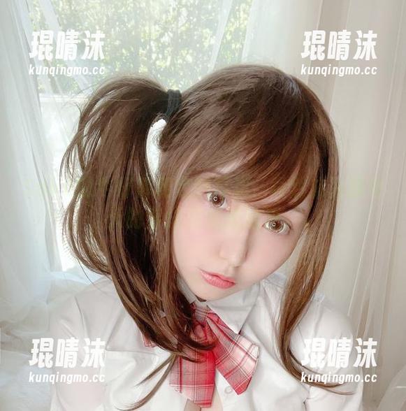 Saku的牛仔裤和定制写真...竟然成为我每天的穿搭灵感供给源。