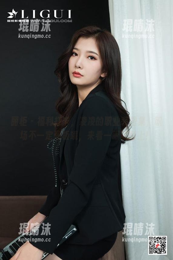 丽柜 - 福利打卡，凌凌的职业装图集，职场不一定死板哦，来看一眼就爱上！