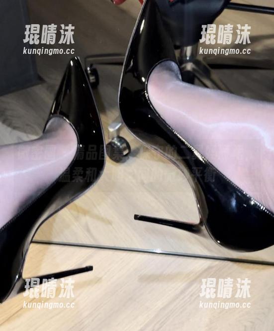 微密圈 - 精品图集：保守的二舅妈短裙，温柔和大胆之间的微妙平衡