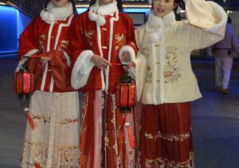 初夏女神 - 依依的邻家女孩学习壁纸：书本旁边那一抹俏皮风！