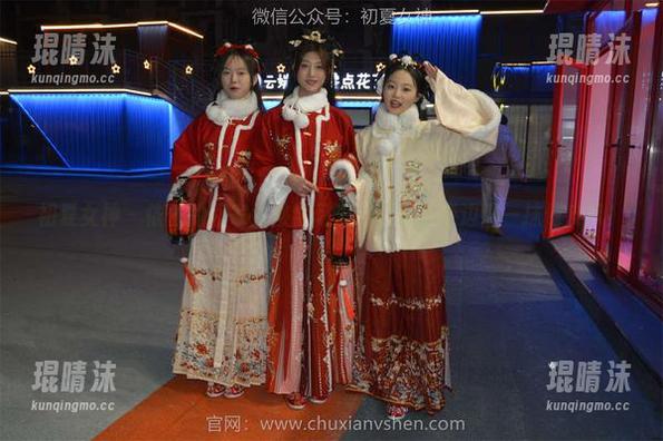 初夏女神 - 依依的邻家女孩学习壁纸：书本旁边那一抹俏皮风！