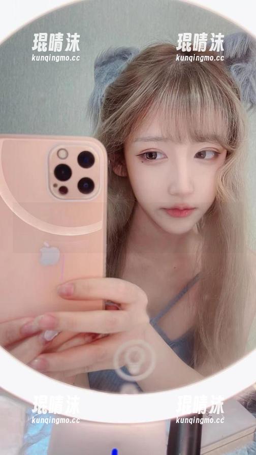 滑动下载啾小妍的美图，有种看不到的剧情在里边，真就隐藏工口。