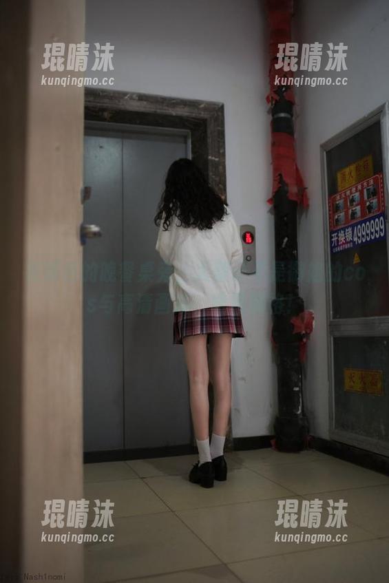 在黑色的晚餐桌旁，大梨子不是御姐的cos与高清画质，能量满格！