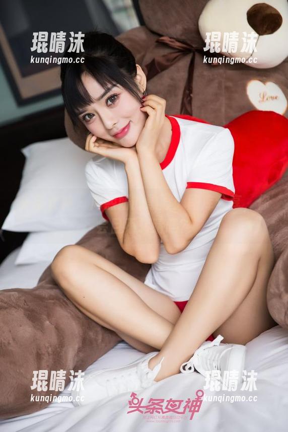 头条女神 - 周熙妍的黑丝：图库分享，你会目不转睛吗？