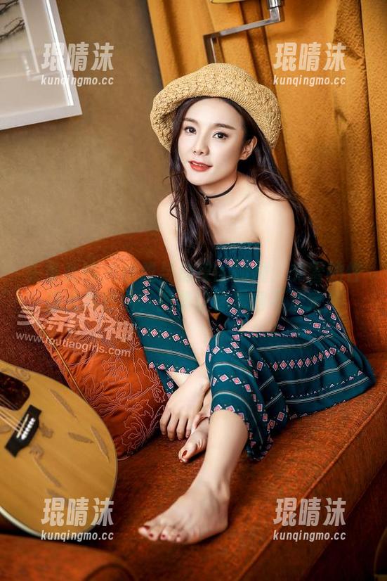 头条女神 - 优雅与俏皮的碰撞：文雪的性感大片原图，图集让你看得不淡定！
