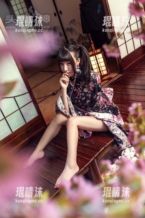 头条女神 - 杨漫妮baby定制的萝莉写真，泡泡糖和糖果似乎都没她甜，但我们就是贼爱这一口！