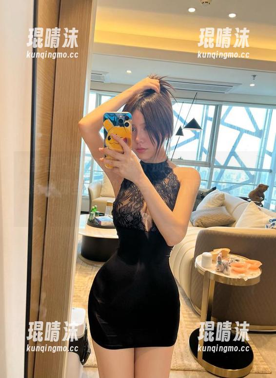 微密圈 - 奔跑的晶骡子的礼服原图，和你想象中那些华丽的场合完全不同，有点小尴尬。