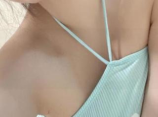微密圈 - 我在看原图，奶宝妹纸在酒店里那个随意的姿态，好像让我也想留在那里。