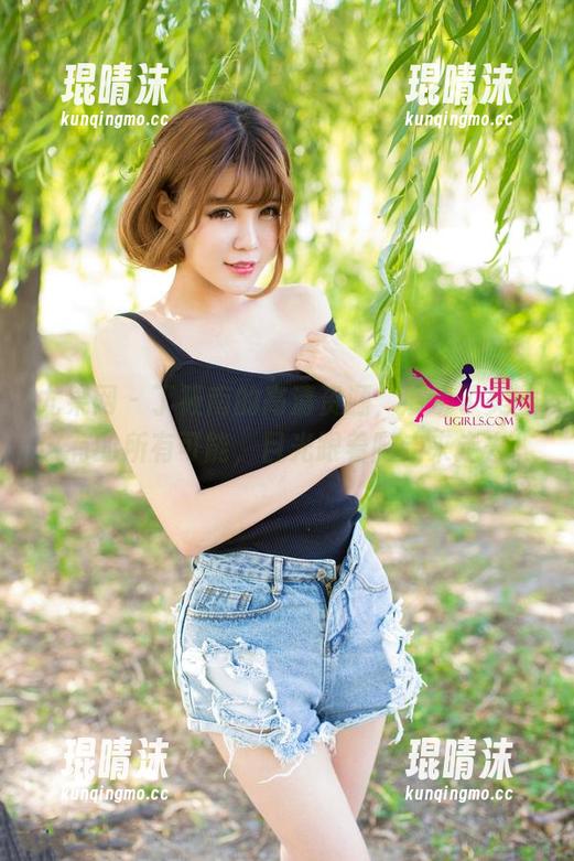 尤果网 - 丁筱南的高清资源，展示了美腿该有的所有可能，目光跟着腿走来走去。