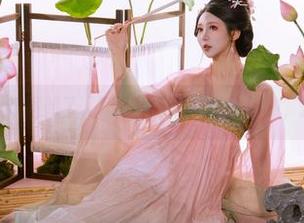 岛田云溪出新图册了,双人百合,安静而热烈,挺特别的。