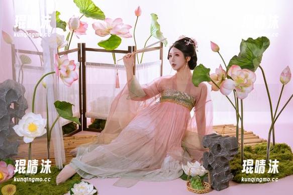 岛田云溪出新图册了，双人百合，安静而热烈，挺特别的。