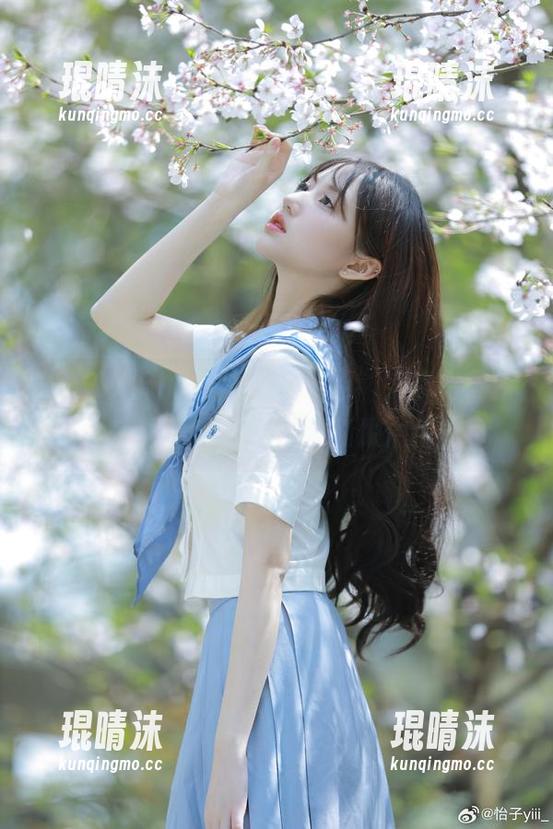 怡子yiii 偷偷观看:怡子yiii把“姐”字玩出了新花样,写真版的清新脱俗!