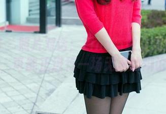 推女郎 - 照片对话：Lina与教室里的四面墙，可能正进行一场无声的辩论。