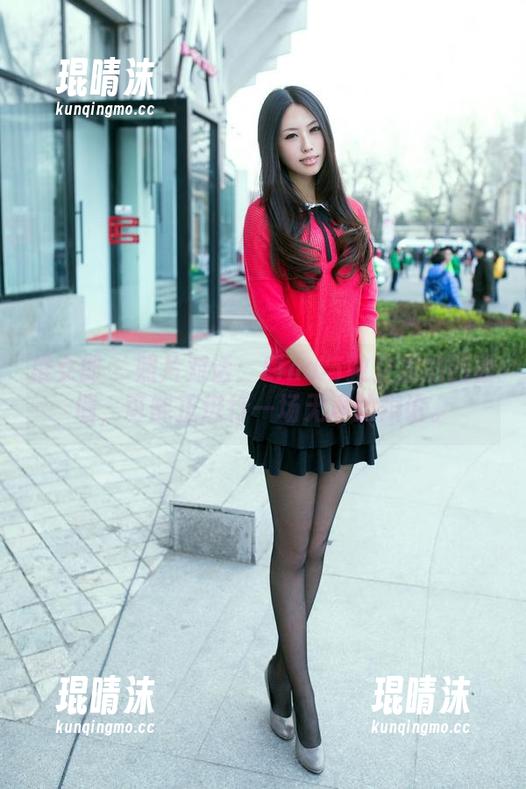 推女郎 - 照片对话：Lina与教室里的四面墙，可能正进行一场无声的辩论。
