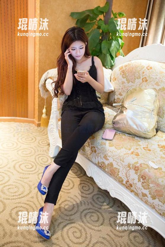 推女郎 - 一组套图，一位郑瑞熙，睡衣光影间，一切都在慢慢展开，若即若离。