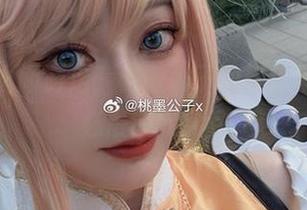 在黑白之间游走,桃墨公子的最新写真请务必慢慢欣赏。