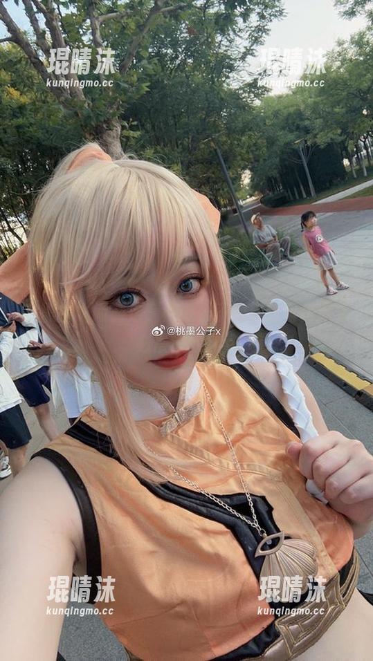 在黑白之间游走，桃墨公子的最新写真请务必慢慢欣赏。