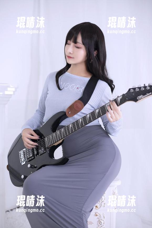 洛璃LoLiSAMA的夏天合集：喷着水的喷泉，不懂的认为她是水系精灵...