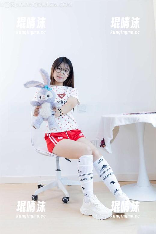 物恋传媒-婷婷 物恋传媒 - 看婷婷在白裙里摆姿势,图包就像绣了一颗小心思。
