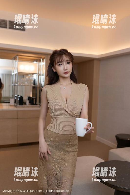 秀人网 - 走过路过别错过：icy猪的搞怪校服写真图集