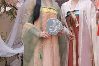 秀人网 - 水手服写真里，summer宝宝的视线让人捉摸不透，瞧这随意又考究的姿态。