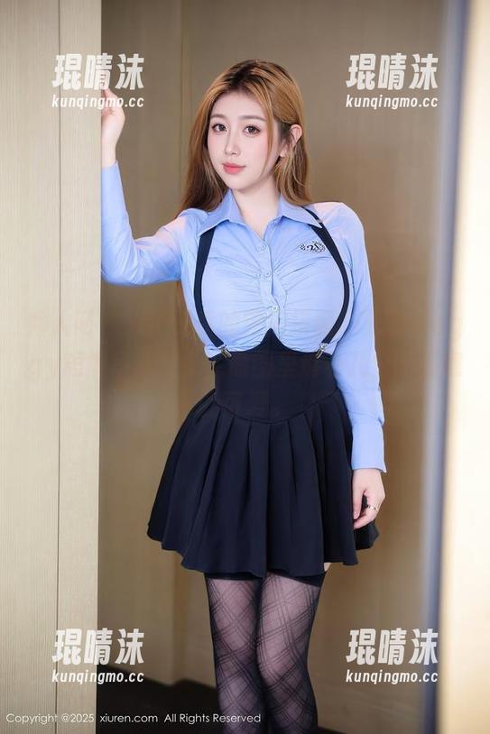 秀人网 - 火热夏季的完美搭配，夏晓Maggy短裤写真全集，原图里透着几分不经意的可爱。