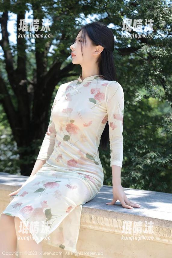 秀人网 - 瞧，沈蜜桃miko在教学楼里的舞台，真不愧是图册明星！