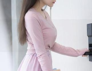 秀人网 - 璀灿与她的少女写真：这种随意又美好的氛围，真让我想要再多看几眼。