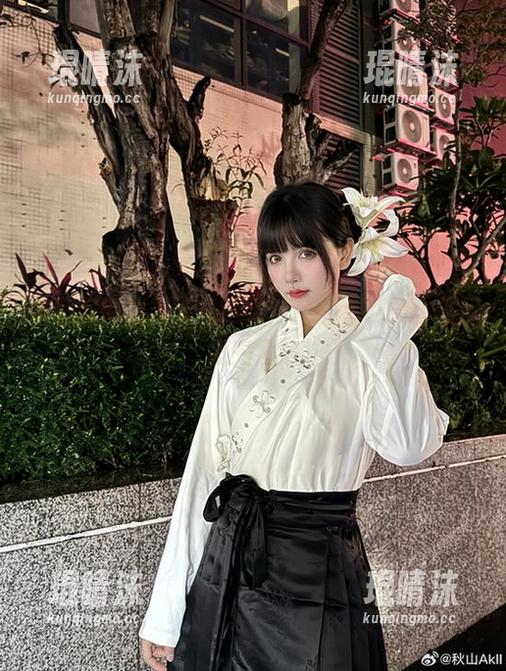 作品好得让人无从选择，秋山AkI的比基尼发光发热
