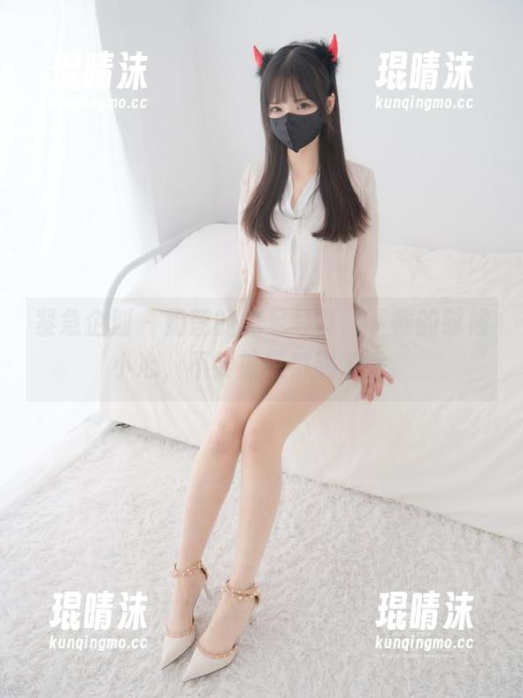 紧急企划 - 奶昔的美足写真，下载的时候小心，不要被惊艳到了哦。