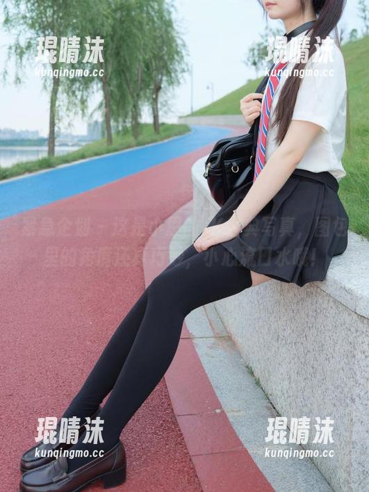 紧急企划 - 这是小恩的JK经典写真，图包里的角度还真巧妙，小心流口水哦！