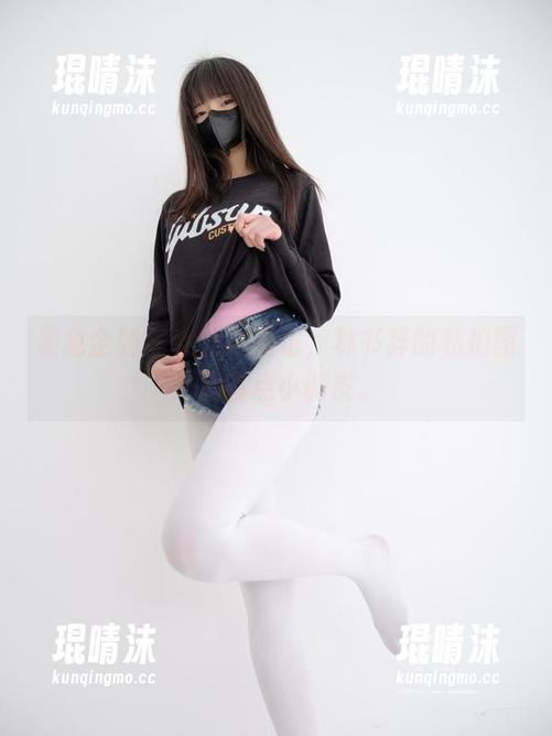 紧急企划 - 女仆与画框，林书辞的私拍图片里有点小调皮。