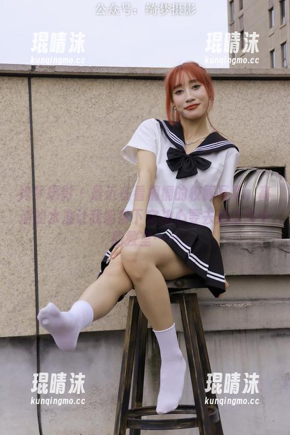 绮梦摄影 - 最近在看桐桐的校服写真，高清的水准让我暗自下定决心要去造访高中的教室……