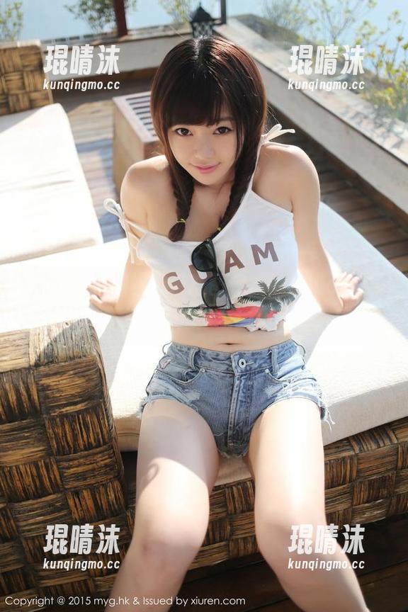 美媛馆 - 别错过最新图库，Manuela玛鲁娜的透明之旅，像是甜蜜的错位感。