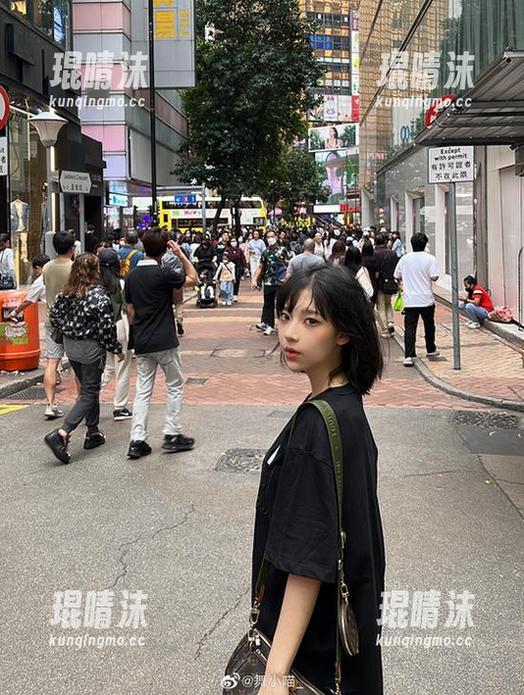 舞小喵 舞小喵+牛仔裤=无圣光写真,这也太写意了吧,真想就在那儿聊一会儿。