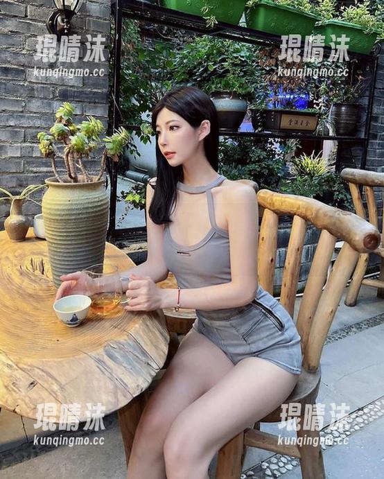 微密圈 - 陈妮妮UNI和她的蓝蕾丝黑丁字套图，下载前请记得锁好门窗哦～