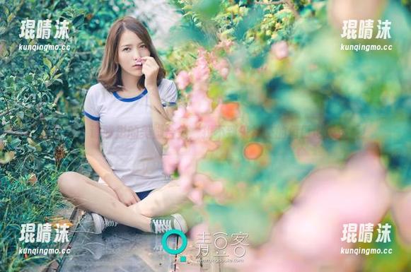青豆客 - 谭晓彤的美脚合集，找不到来社交的借口也没关系！