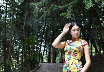 魔镜街拍 - 婷婷的午后时光又来了，更新包臀灰裙薄丝OL，真心觉得这个搭配太让人着迷！