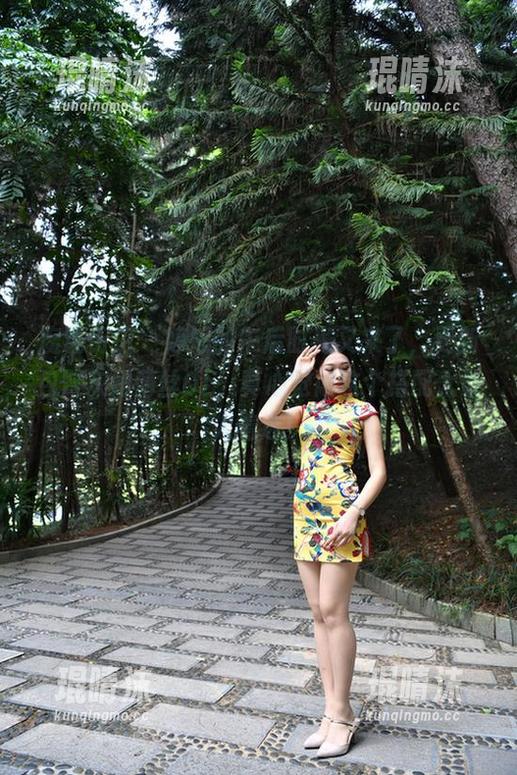 魔镜街拍 - 婷婷的午后时光又来了，更新包臀灰裙薄丝OL，真心觉得这个搭配太让人着迷！