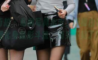 魔镜街拍 - 私房写真出击，楼楼白色连衣裙化身隐形斗篷，消失不见了！