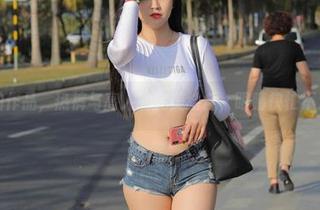 魔镜街拍作品，热裤与高人的完美结合，眼睛快忙不过来了！